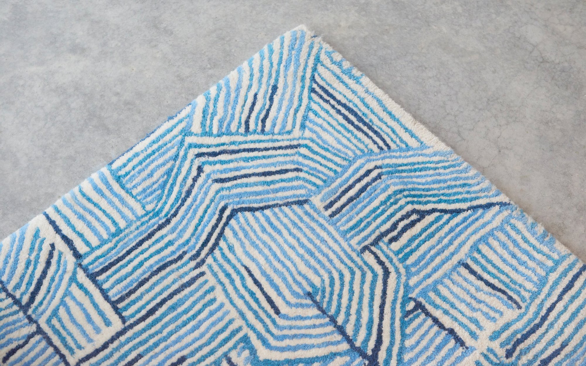 Blue Line Rug - 240 x 170 cm